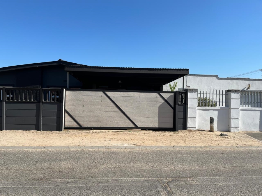  Bedroom Property for Sale in Uitsig Western Cape